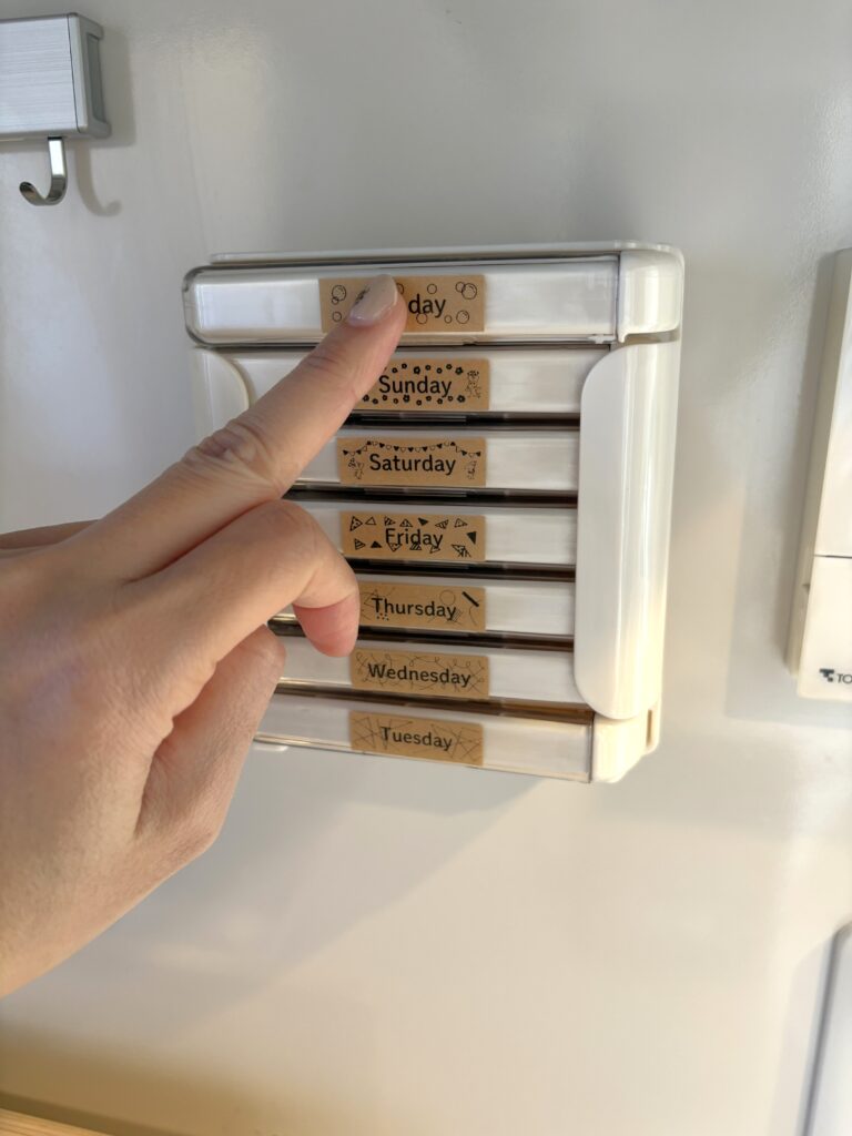 ピルケースを上部に戻す