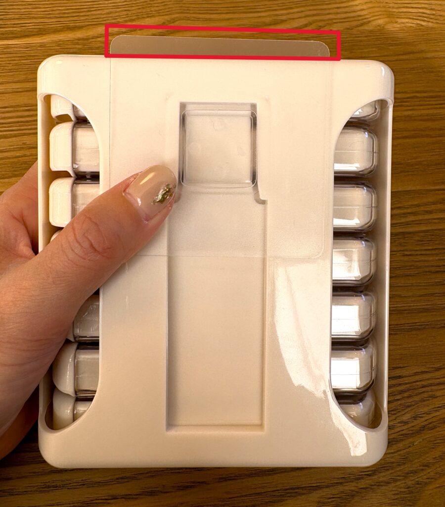 背面から板がはみ出る