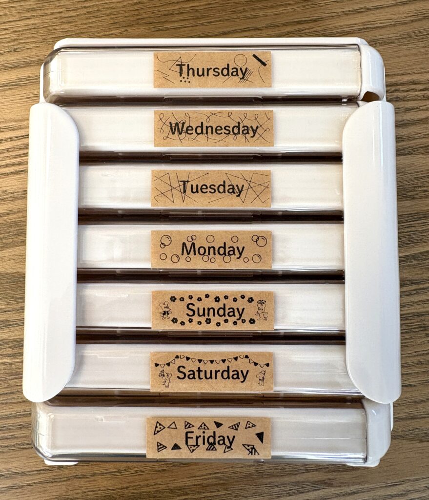 クラフト紙で曜日シール作成