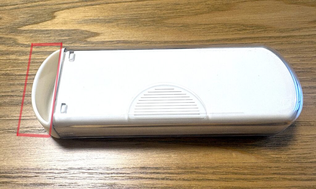 ピルケースを開ける時はここを引っ張る