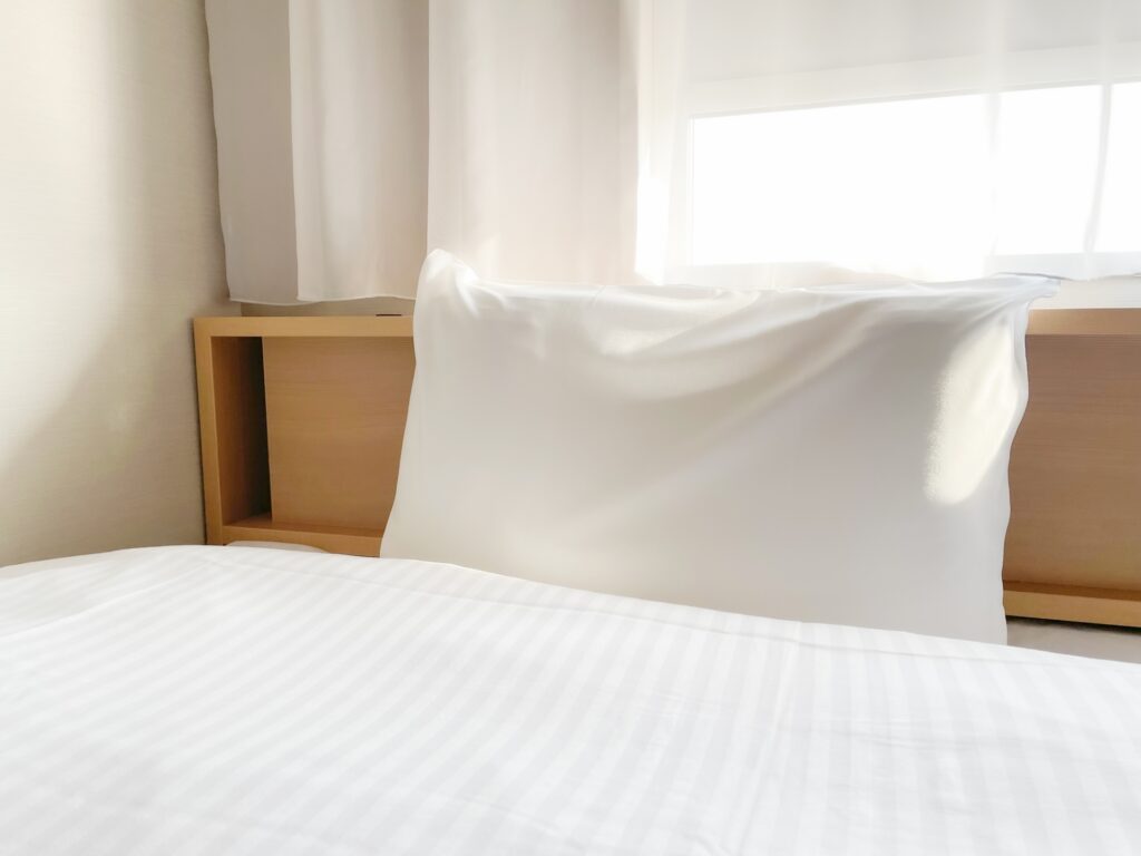 朝日が入る寝室のイメージ画像