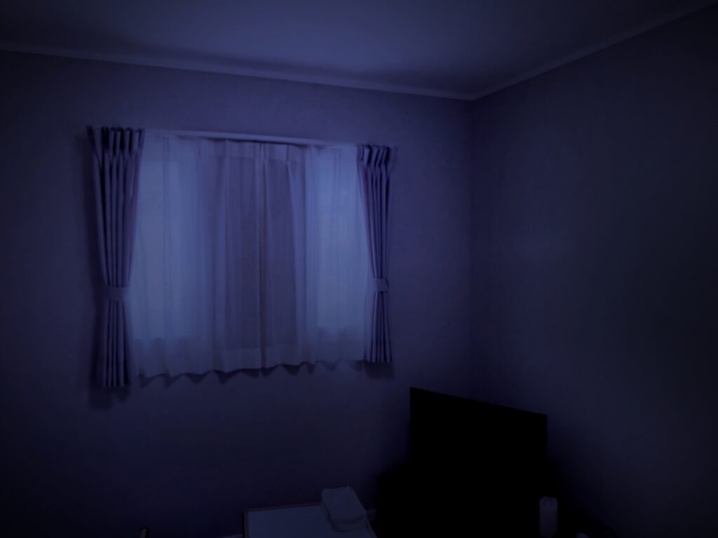 夜にカーテンが空いたままの部屋のイメージ画像