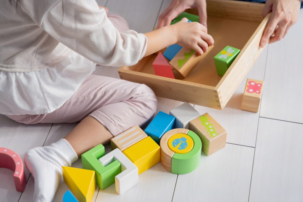 子供が夢中で遊んでいるイメージ画像