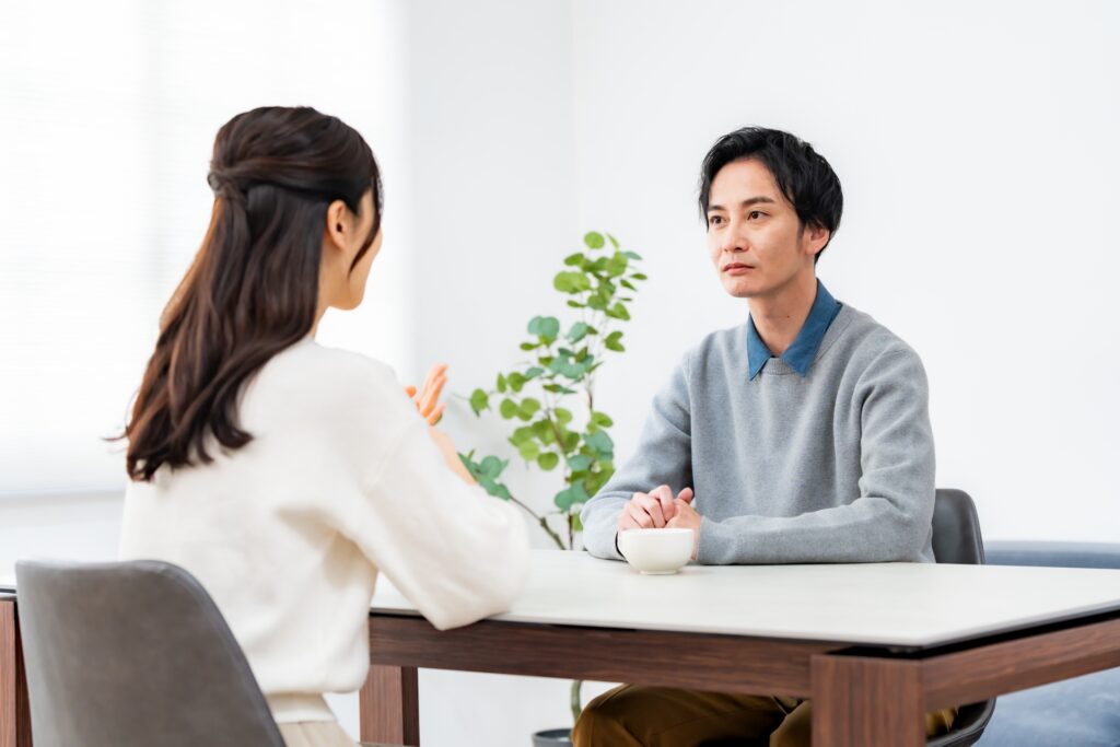 夫婦で話し合うイメージ画像