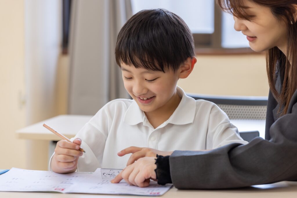 楽しく勉強中イメージ写真