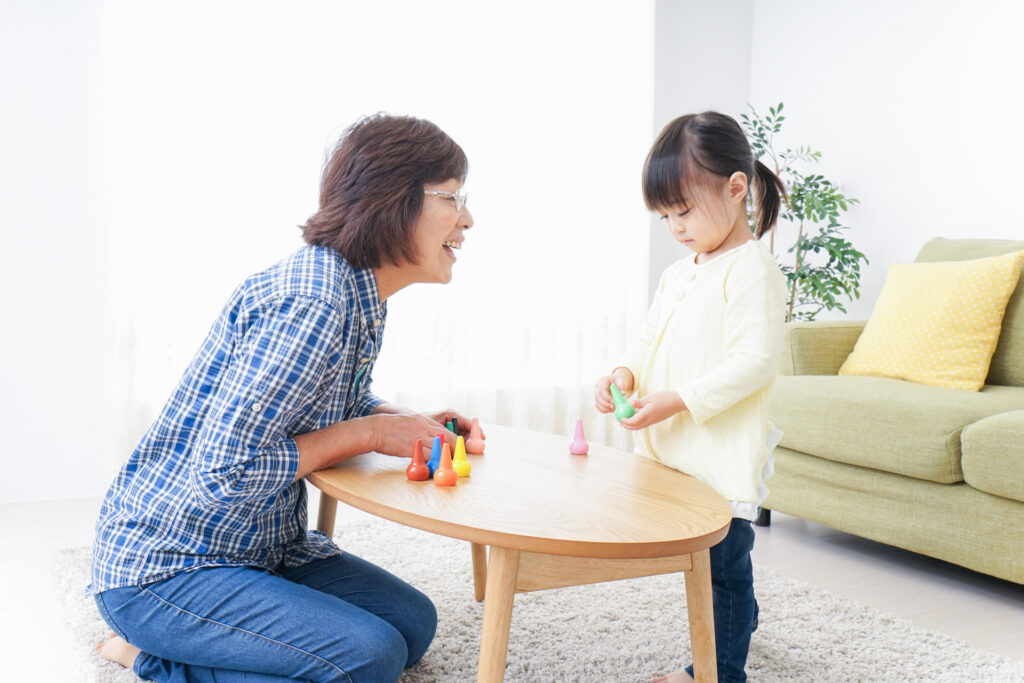 子供と遊ぶ大人イメージ写真