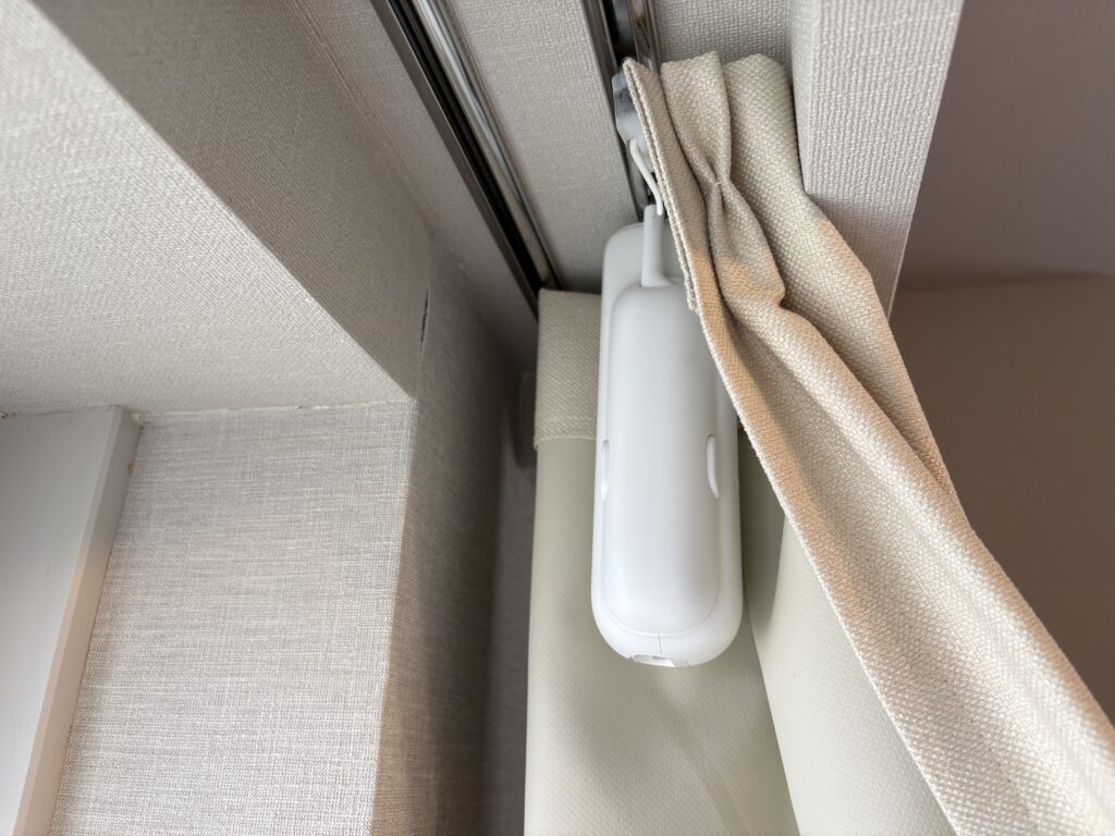 SwitchBotカーテンを設置したカーテン裏側
