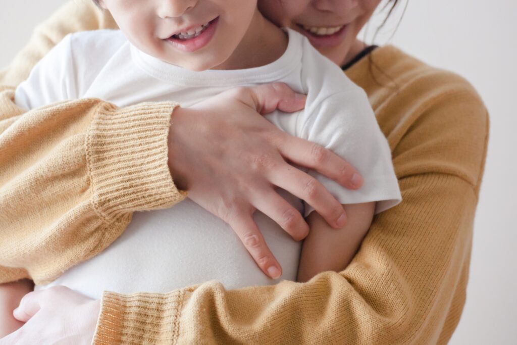 子供を抱きしめる