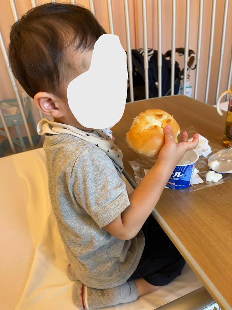 入院直後にお昼ご飯を食べる長男
