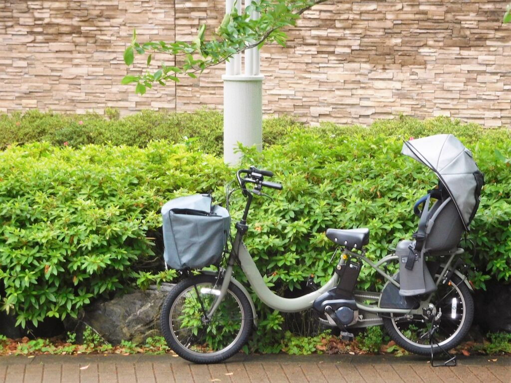 前かごと後部チャイルドシートが付いた子ども乗せ電動自転車