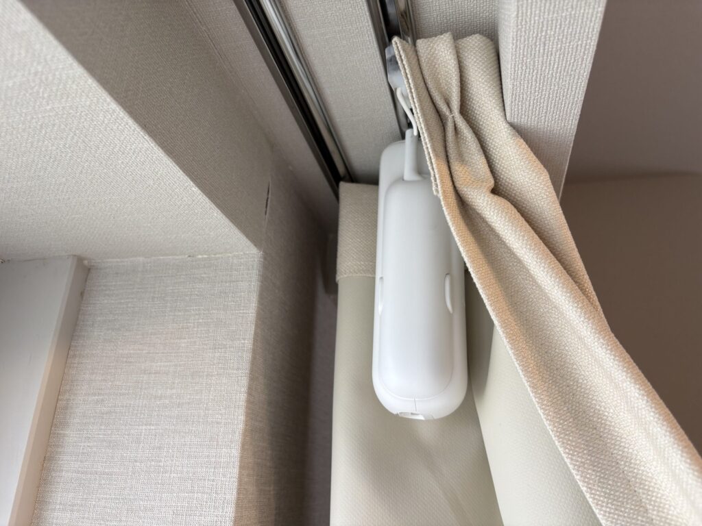 SwitchBotカーテンを設置したカーテン裏側
