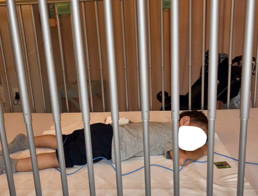 入院用ベッドでお昼寝中の長男