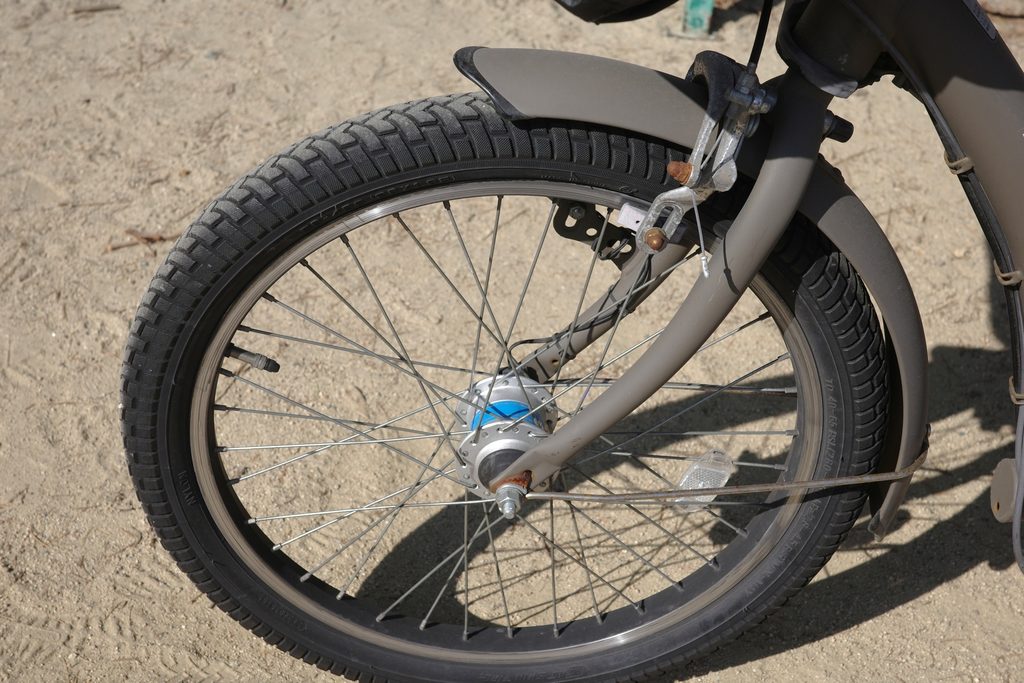 子ども乗せ電動自転車の前輪タイヤ