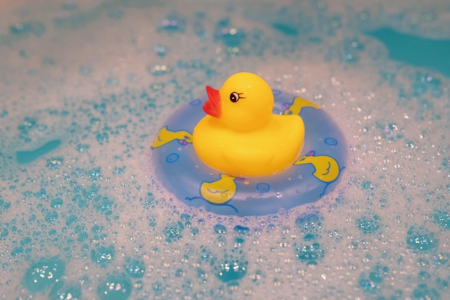 泡のお風呂に浮かぶアヒルのおもちゃ（お風呂のイメージ）
