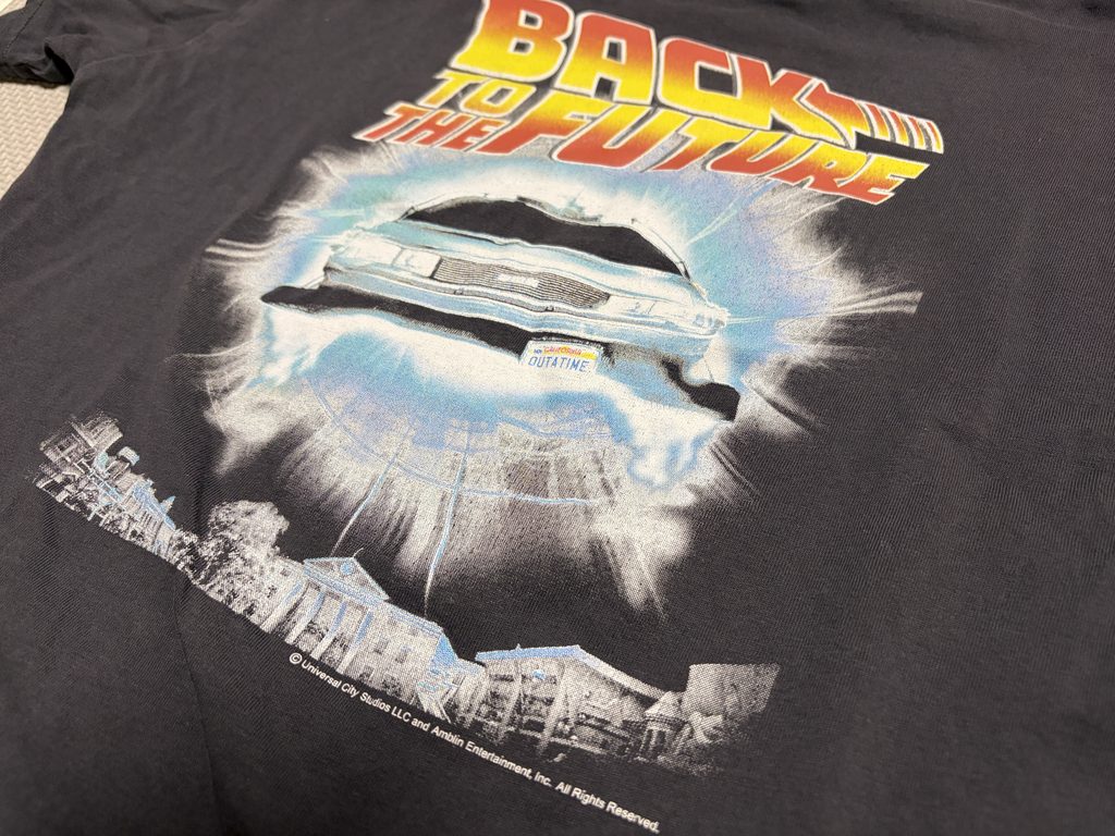 デロリアンが描かれたバック・トゥ・ザ・フューチャーのTシャツ