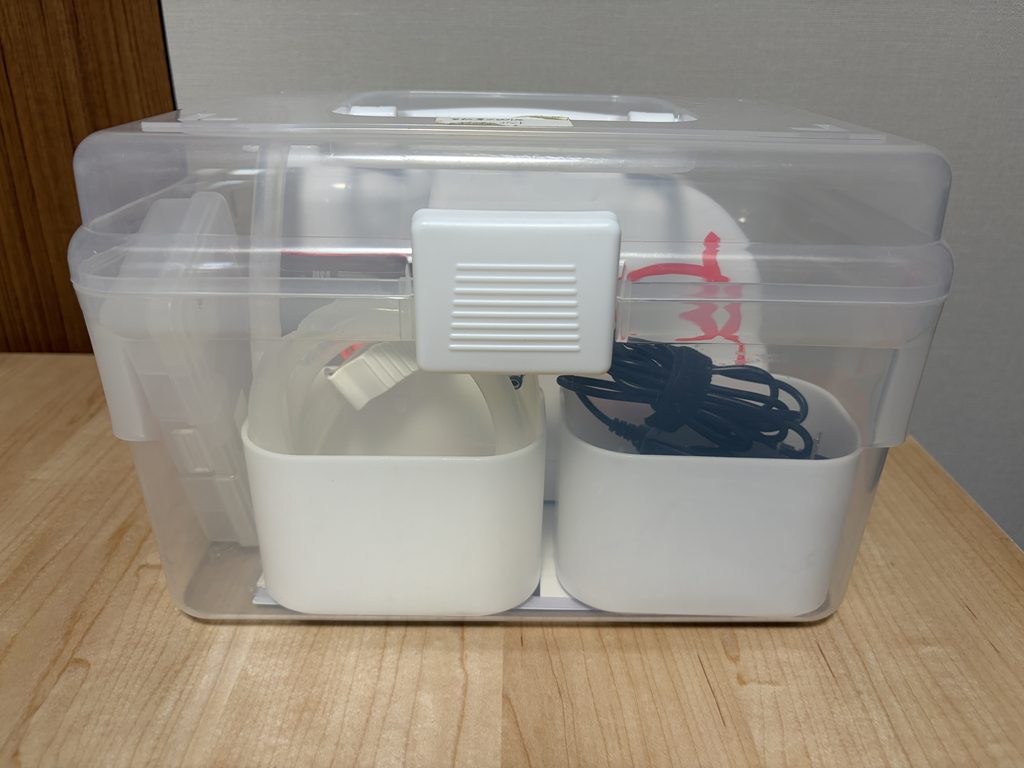 ふたを閉めた100均の収納ケース。メルシーポット一式がぴったり収まっている