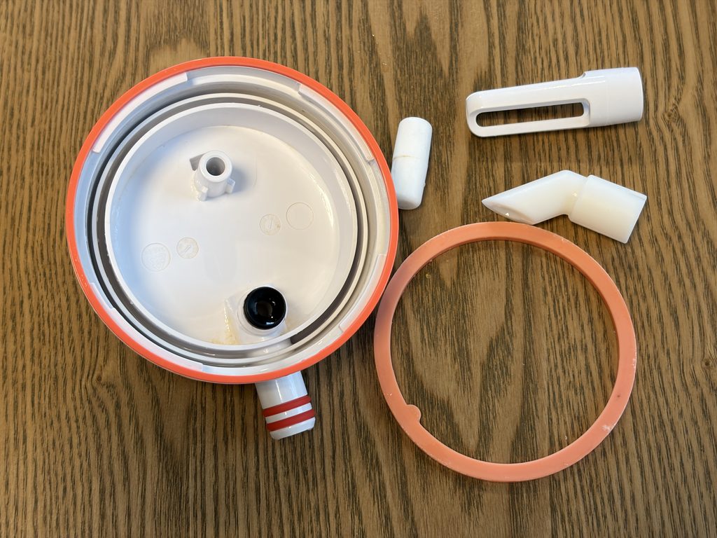 分解したメルシーポットのボトルのふた・パッキン・細かい部品