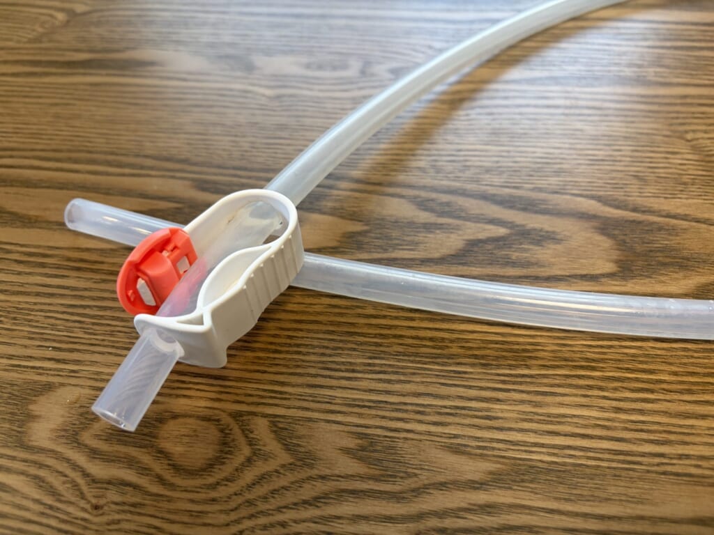 漂白後のメルシーポットの吸引チューブ。白い曇りが薄くなった