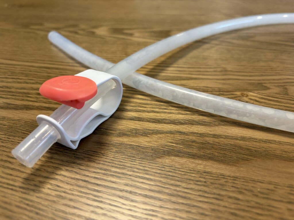 漂白前のメルシーポットの吸引チューブ。内側が白くまだらに曇っている